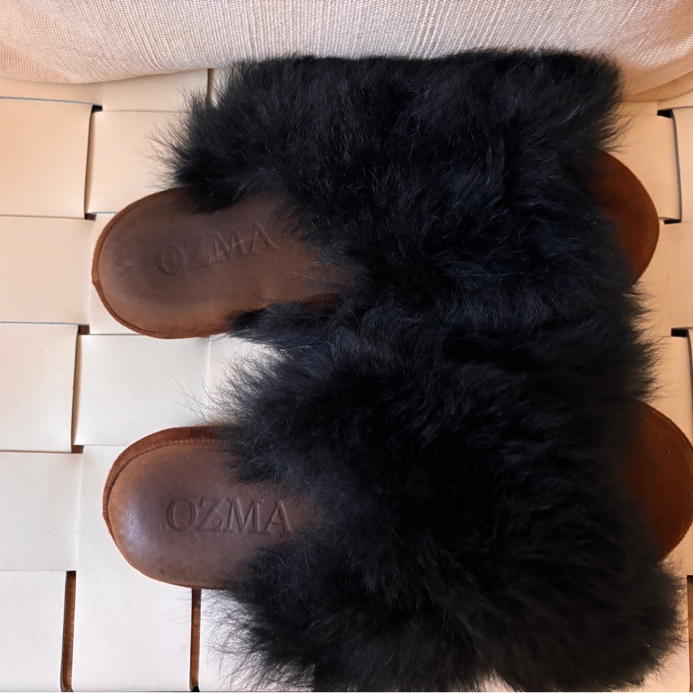 OZMA Women's Black Baby Alpaca Furry Slippers Small